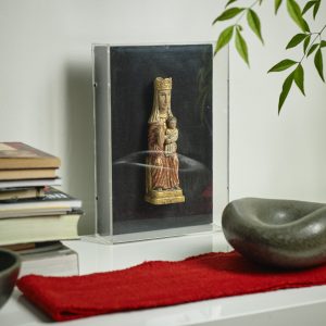 Virgen Jamuga en caja acrílica