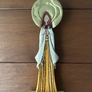 Virgen Rosa Mística Huellas 32cm de pared